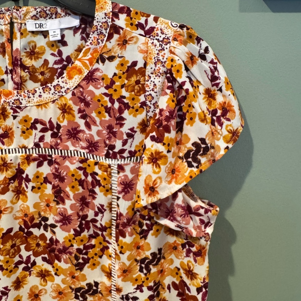 DR2 Floral Blouse with Lace Detail - Picture 6 of 13